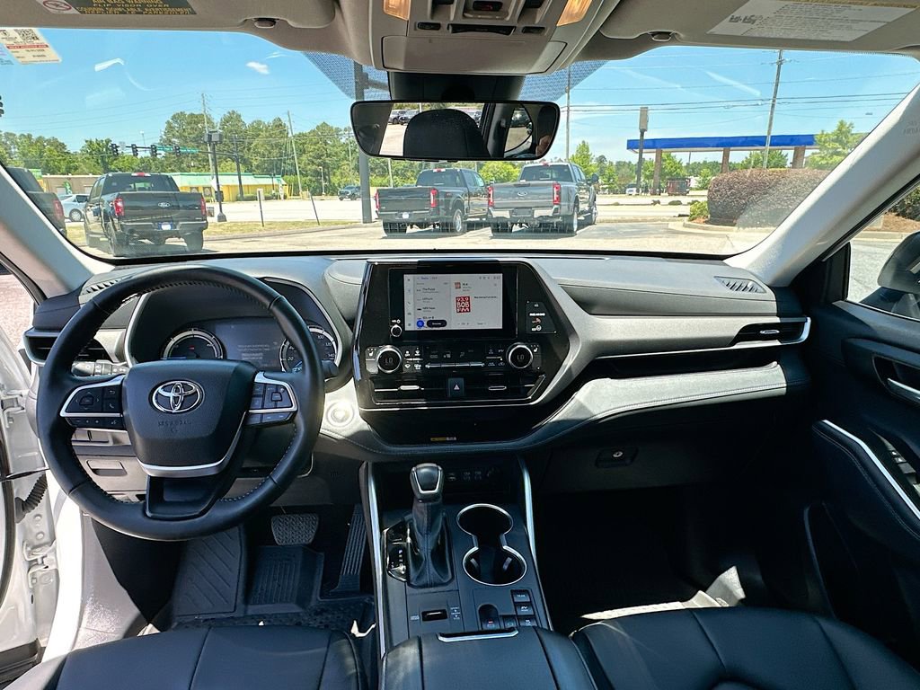 Used 2025 Toyota Highlander XLE AWD/4WD image 3