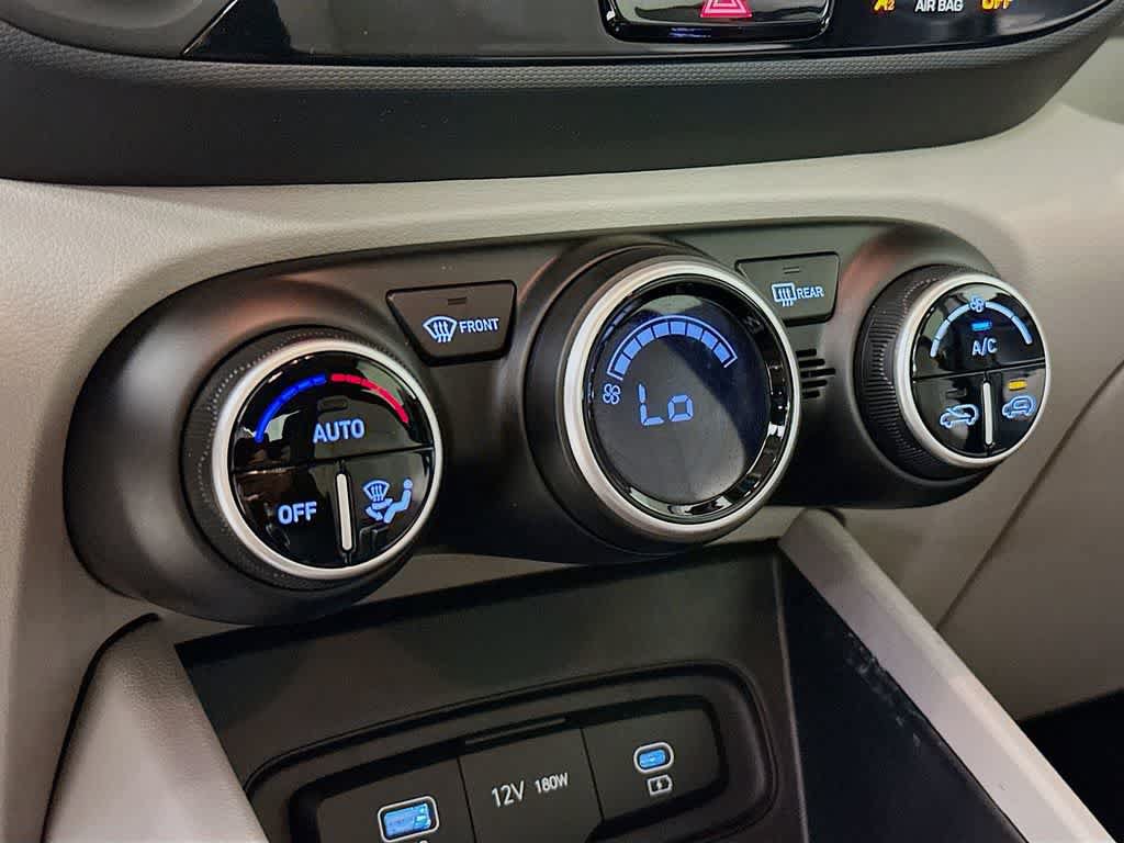 Used 2025 Hyundai Venue SEL FWD image 17