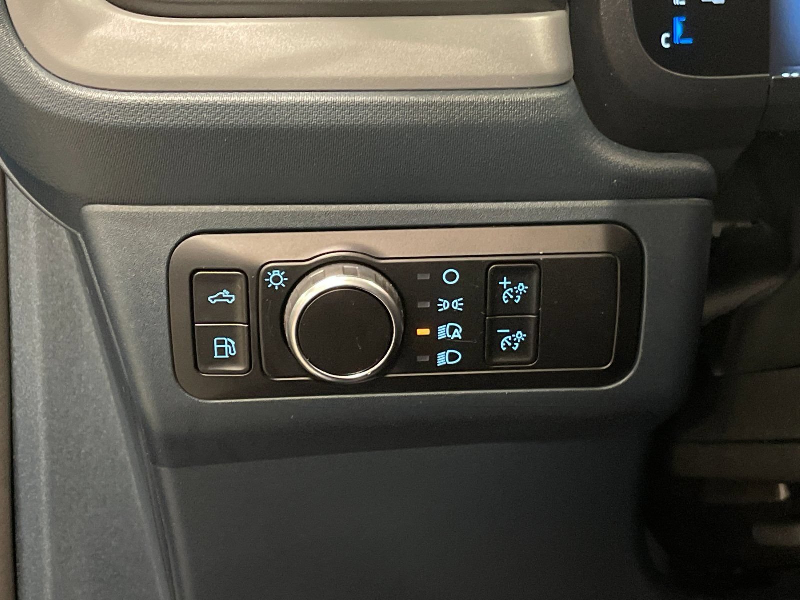 Certified 2025 Ford Maverick XL FWD image 28