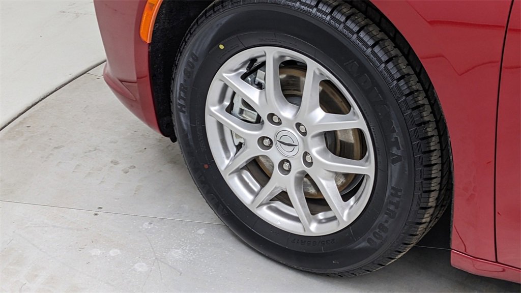 Used 2024 Chrysler Pacifica Touring-L image 4