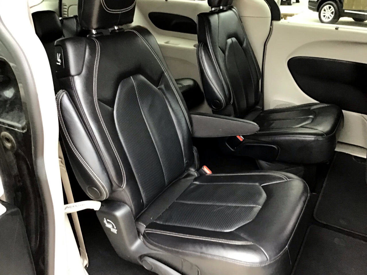 Used 2022 Chrysler Pacifica Touring-L image 47