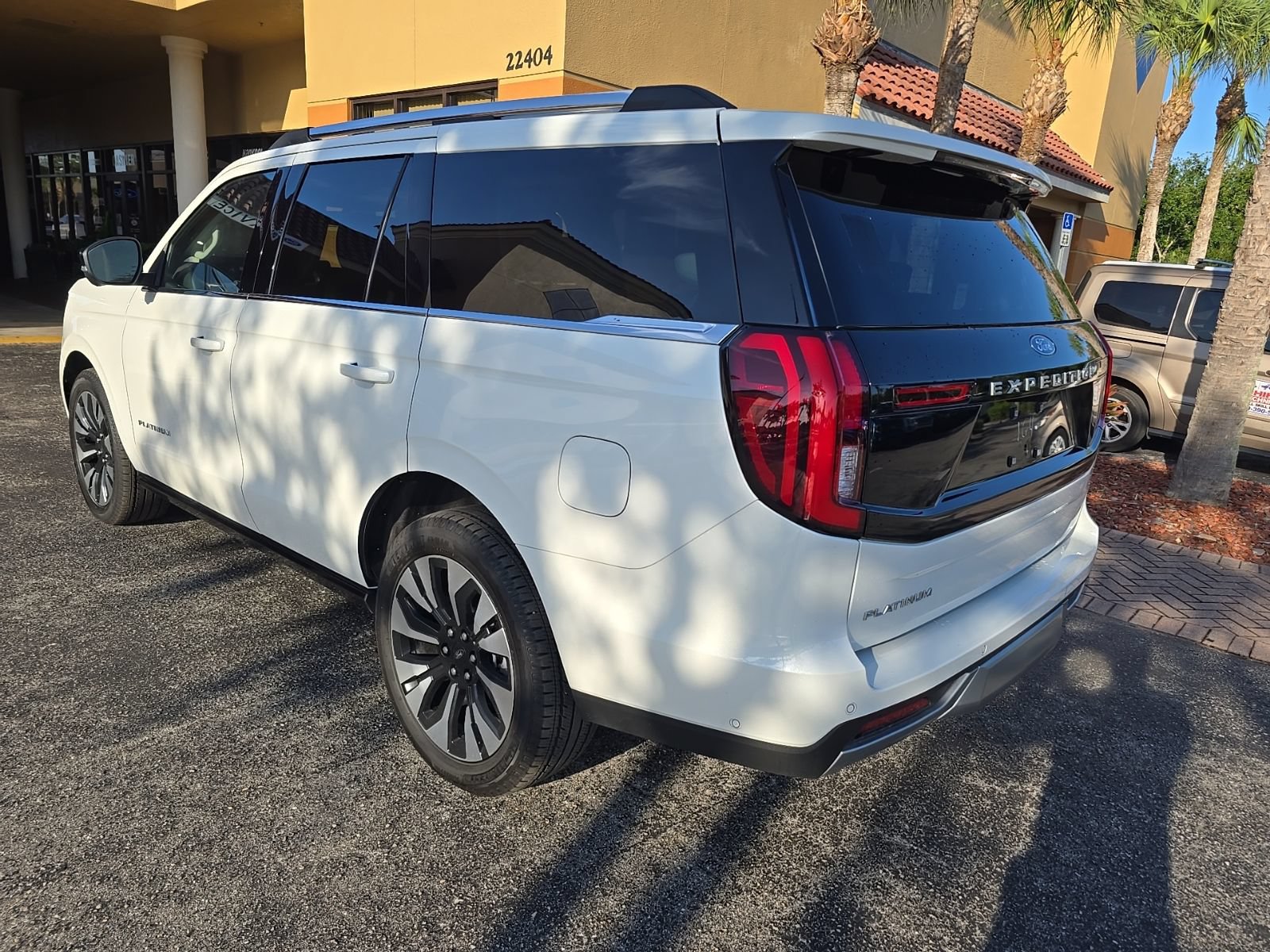 Certified 2025 Ford Expedition Platinum w/ Driver's Package AWD/4WD image 3