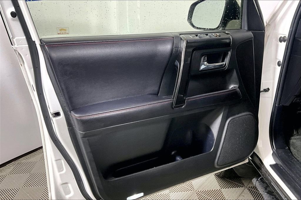 Used 2018 Toyota 4Runner TRD Off-Road Premium AWD/4WD image 18