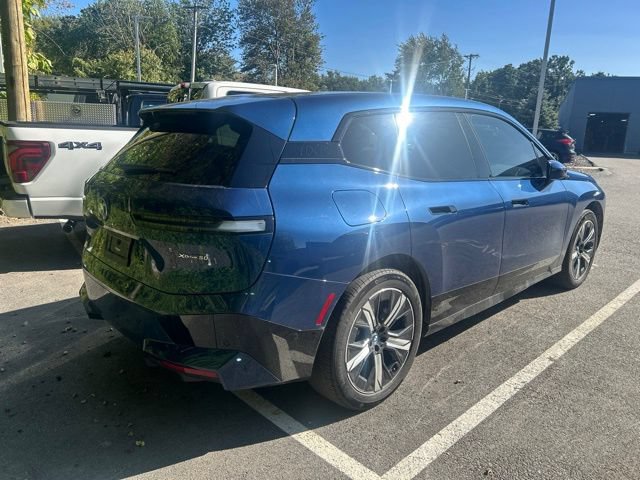 Used 2022 BMW iX xDrive50 w/ Premium Package AWD/4WD image 4
