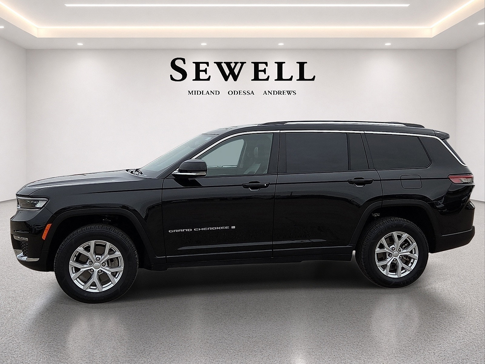 Used 2023 Jeep Grand Cherokee L Limited AWD/4WD image 2