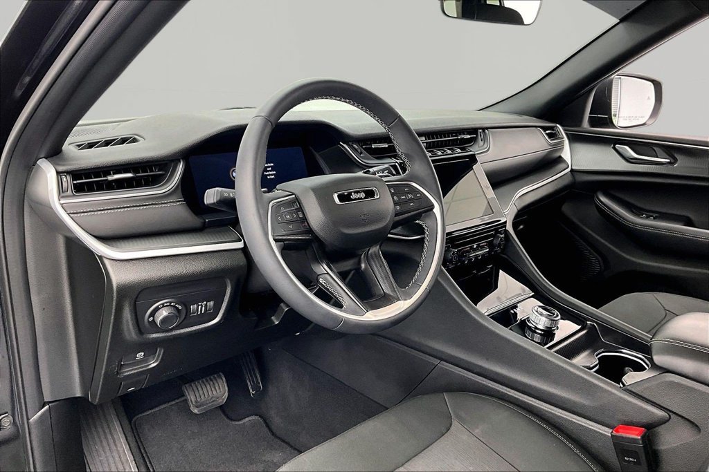 Used 2025 Jeep Grand Cherokee Laredo X AWD/4WD image 14