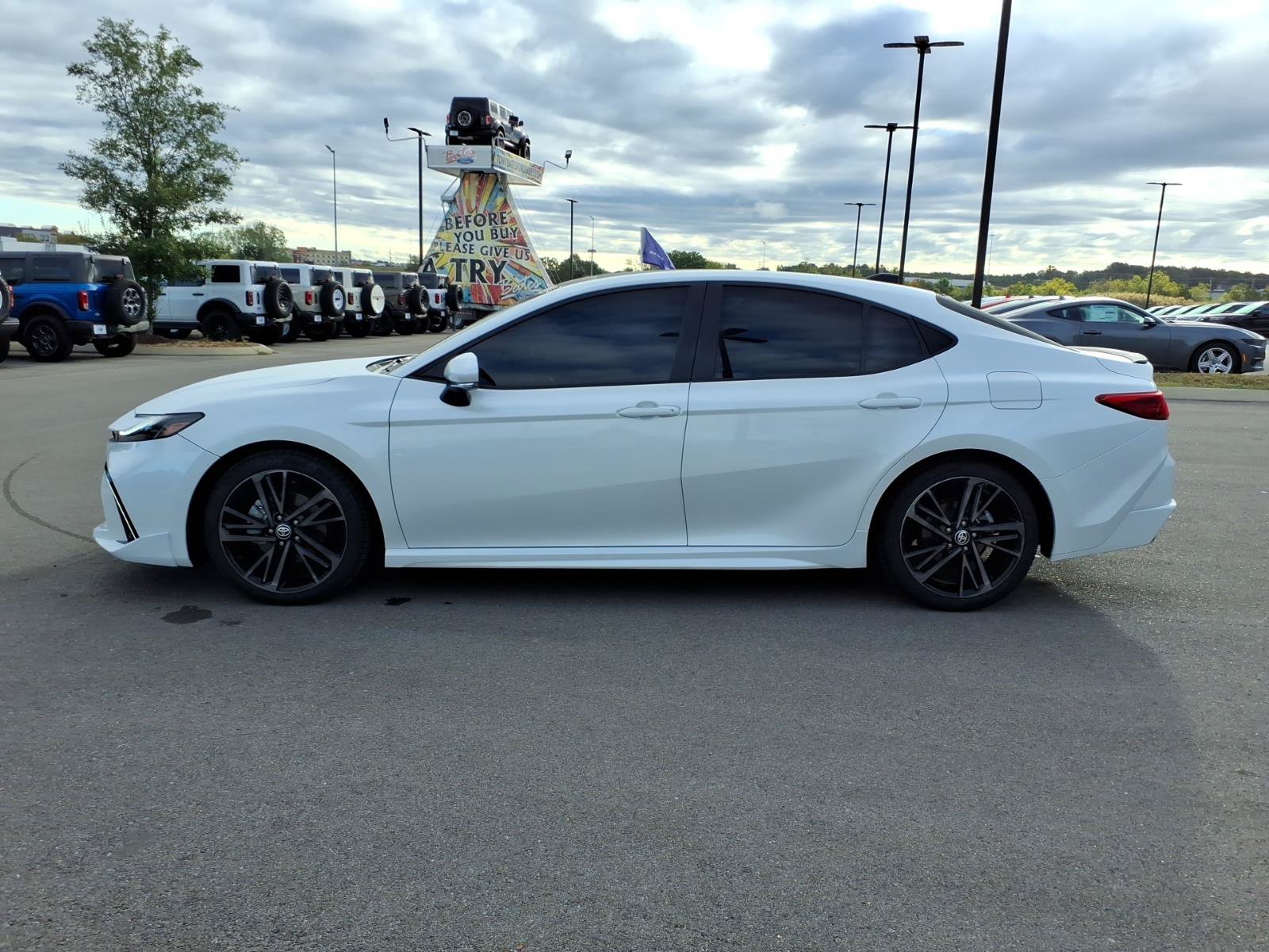 Used 2025 Toyota Camry XSE FWD image 6