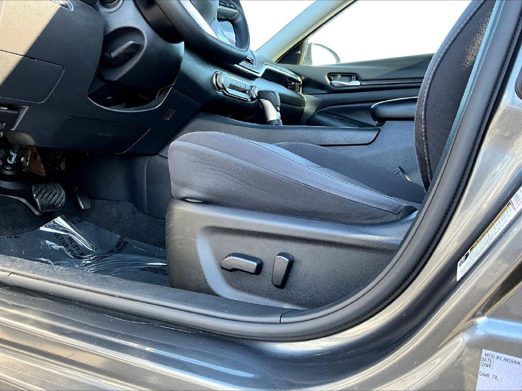 Used 2025 Nissan Altima 2.5 SV FWD image 39