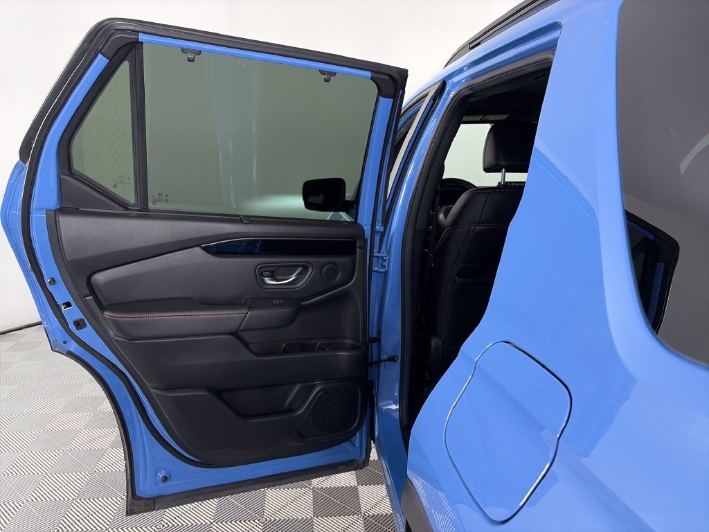 Used 2025 Honda Pilot TrailSport image 12