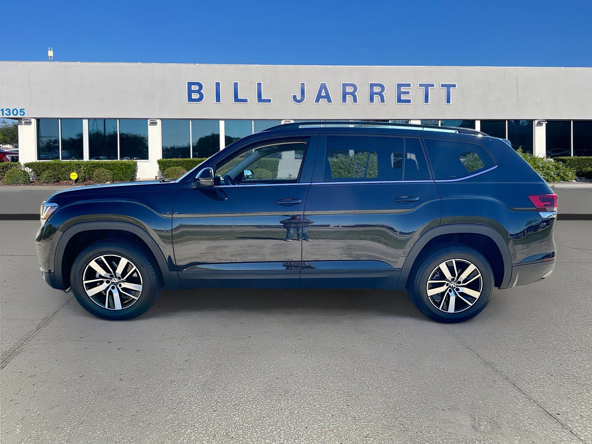 Used 2023 Volkswagen Atlas SE image 2