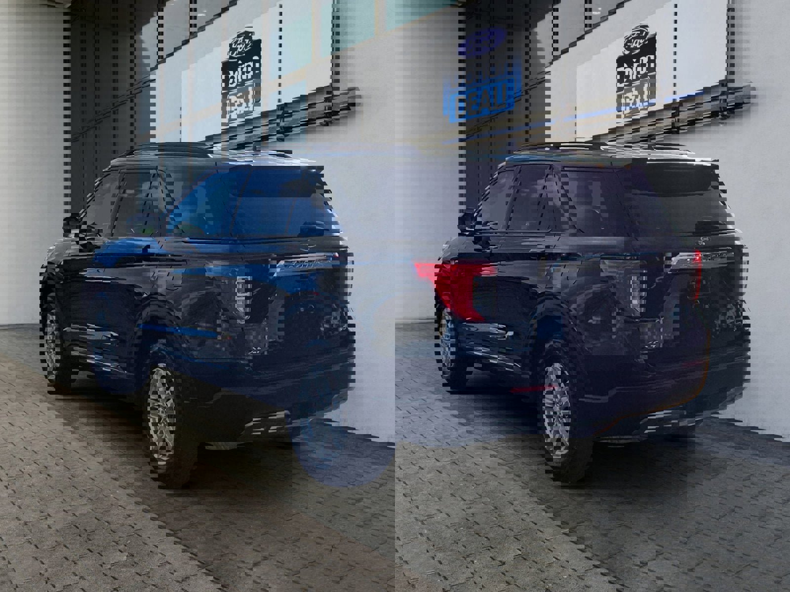 Certified 2022 Ford Explorer XLT w/ Equipment Group 202A image 3