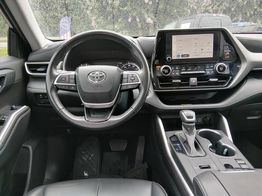 Used 2023 Toyota Highlander XLE FWD image 11
