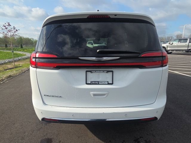 Used 2023 Chrysler Pacifica Touring-L FWD image 9