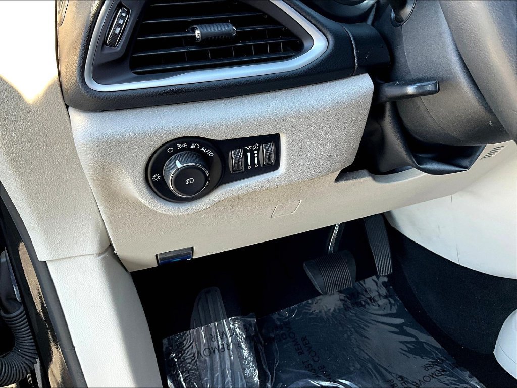 Used 2023 Chrysler Pacifica Touring-L FWD image 26
