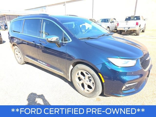 Used 2023 Chrysler Pacifica Limited w/ Uconnect Theater Family Group