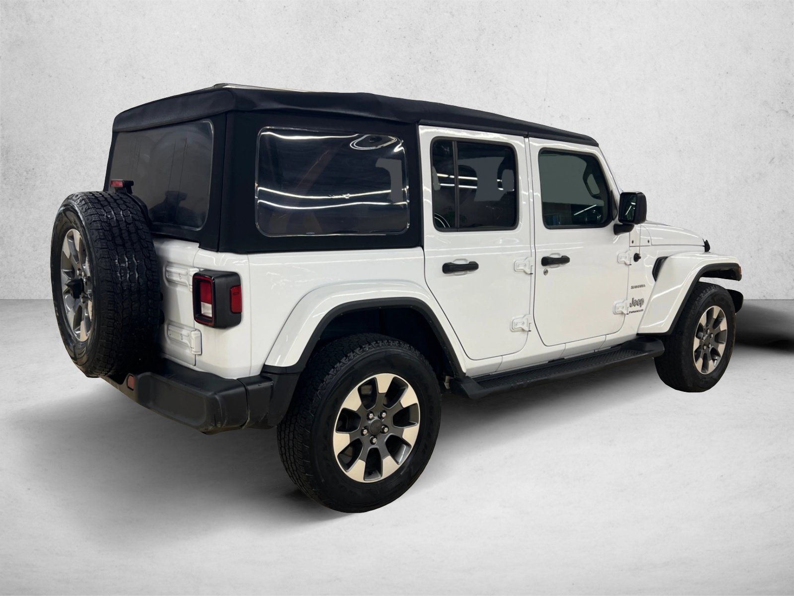 Used 2023 Jeep Wrangler Unlimited Sahara w/ Cold Weather Group AWD/4WD image 5