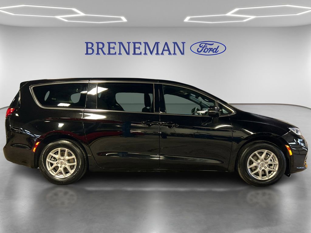 Used 2025 Chrysler Pacifica Select image 8