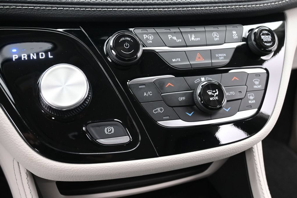 Used 2024 Chrysler Pacifica Limited FWD image 12