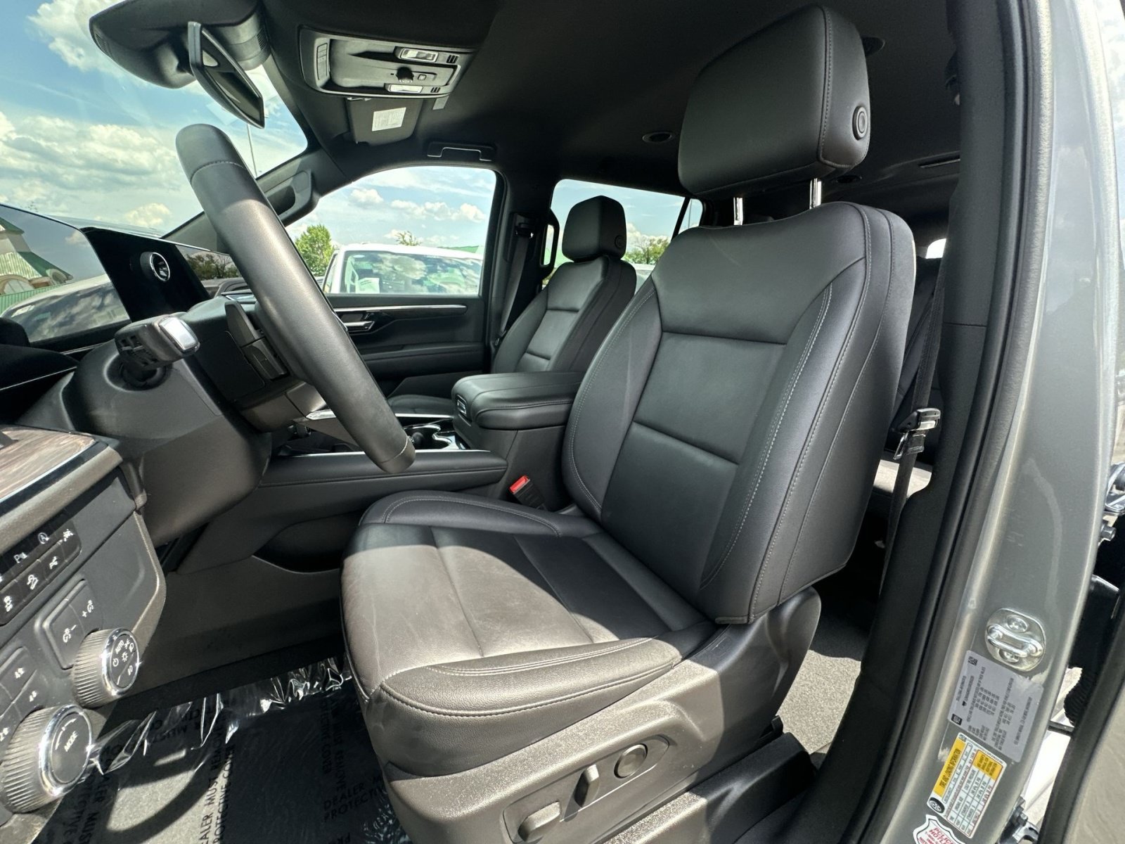 Used 2025 Chevrolet Suburban Z71 AWD/4WD image 21