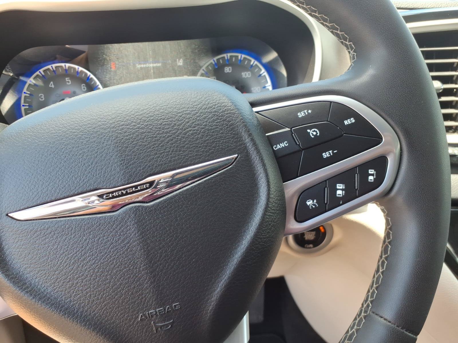 Used 2023 Chrysler Pacifica Touring-L FWD image 17