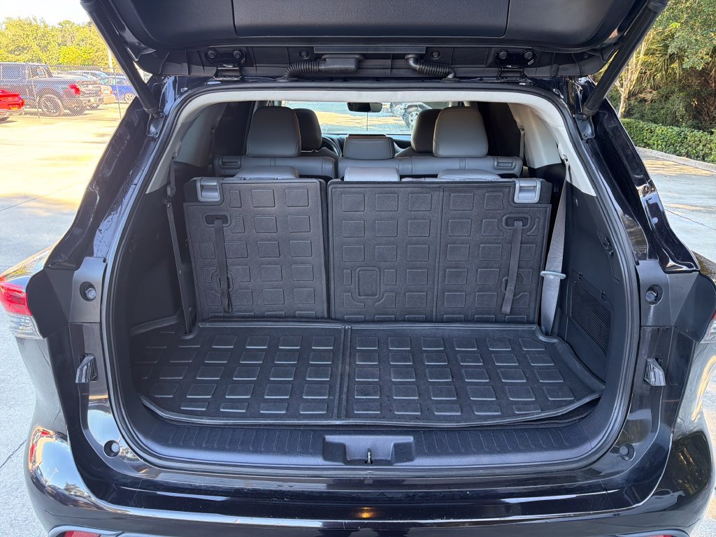 Used 2020 Toyota Highlander XLE FWD image 33