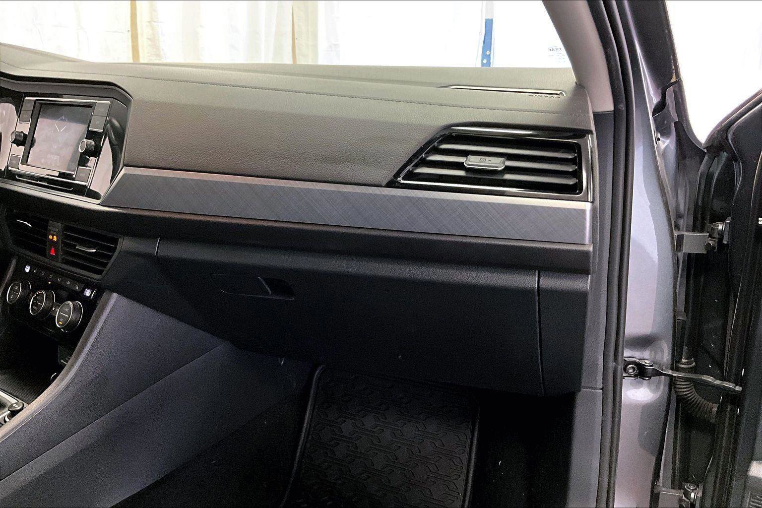 Used 2022 Volkswagen Jetta SE image 15