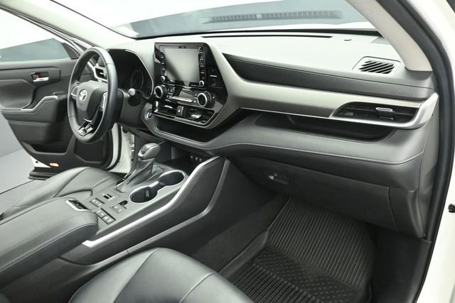 Used 2021 Toyota Highlander XLE AWD/4WD image 29