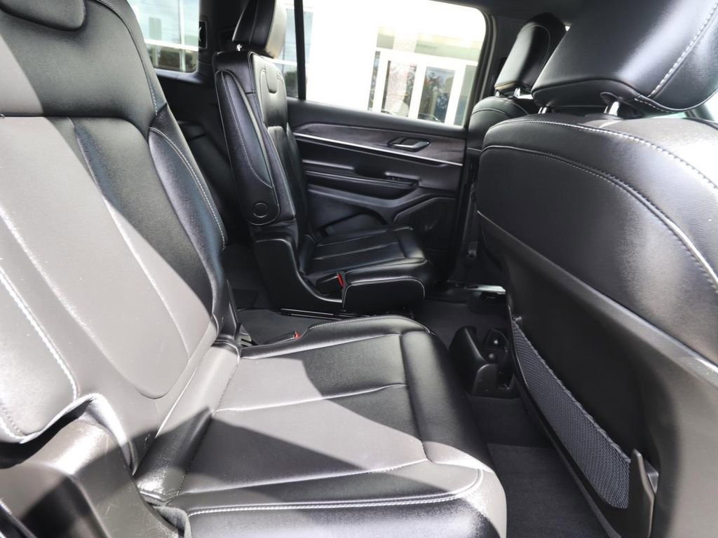 Used 2025 Jeep Grand Cherokee L Limited w/ Black Appearance Package AWD/4WD image 24