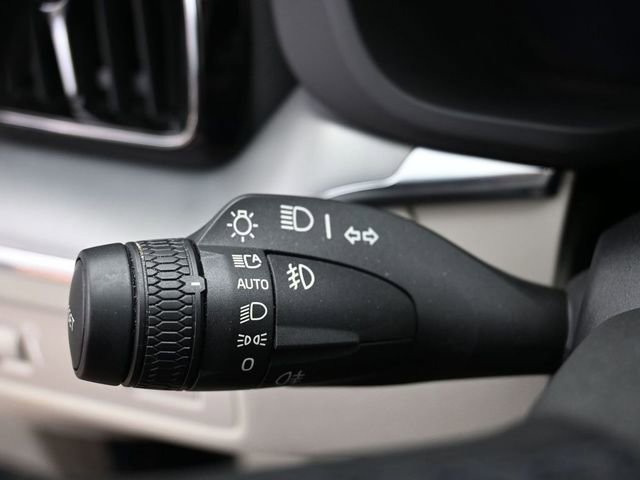 Used 2022 Volvo XC60 B5 Momentum image 24