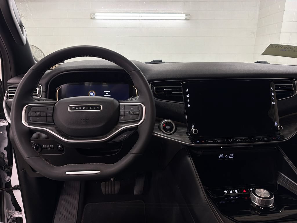Used 2024 Jeep Wagoneer L Series II RWD image 9