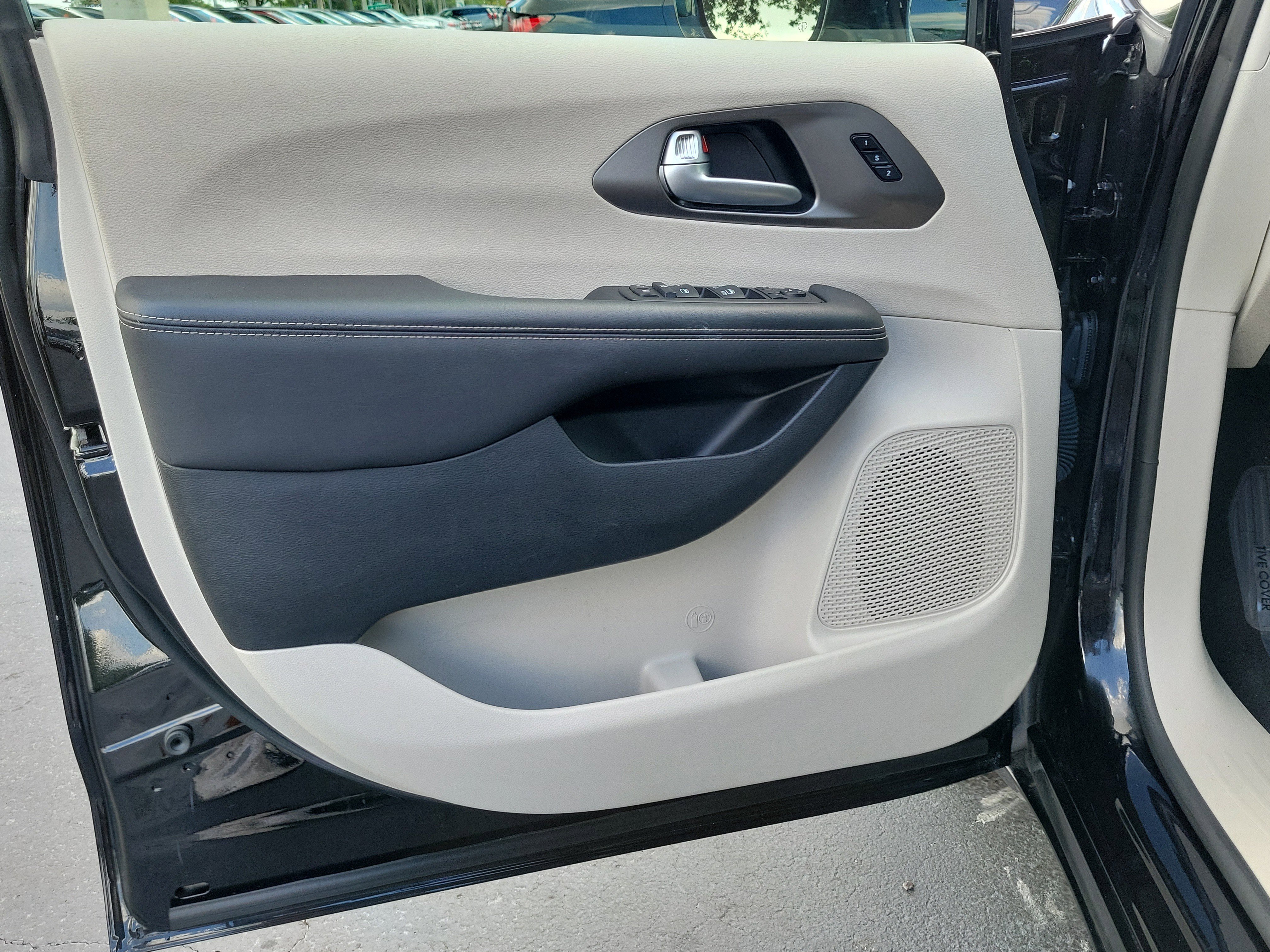 Used 2024 Chrysler Pacifica Touring-L FWD image 18