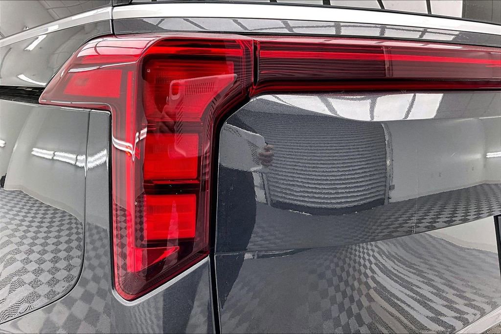 Used 2025 Kia Carnival LXS image 31