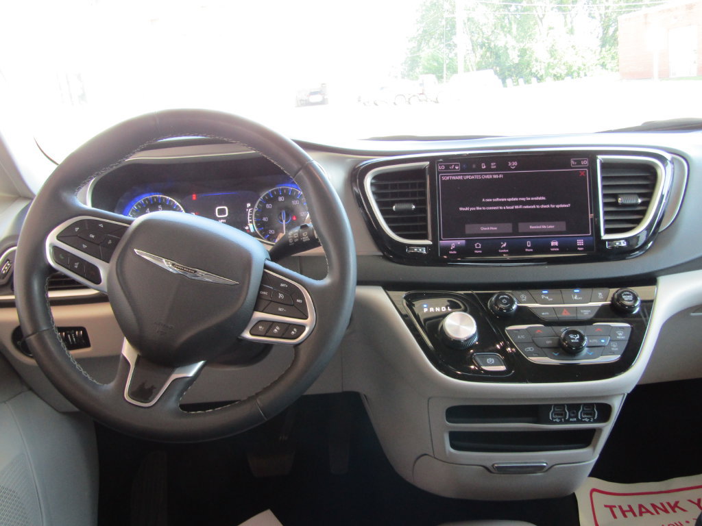 Used 2023 Chrysler Pacifica Touring-L FWD image 5