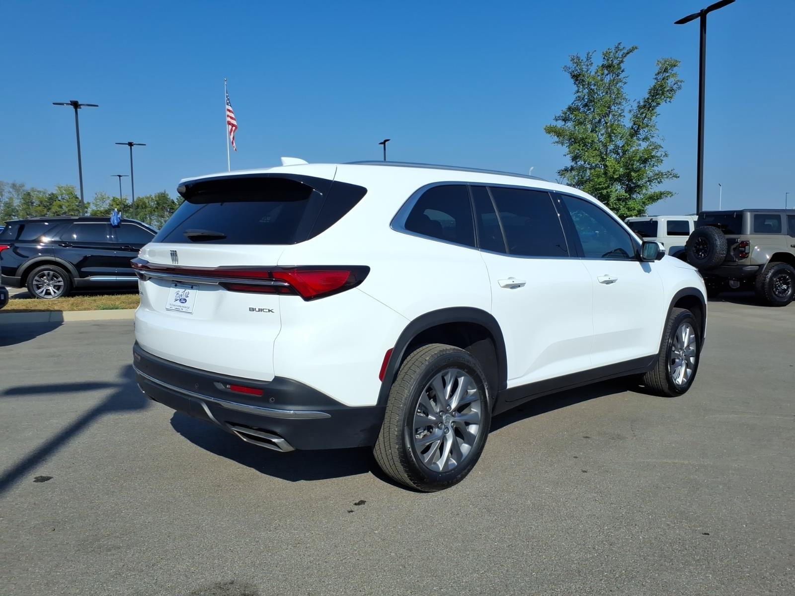 Used 2025 Buick Enclave Preferred AWD/4WD image 3