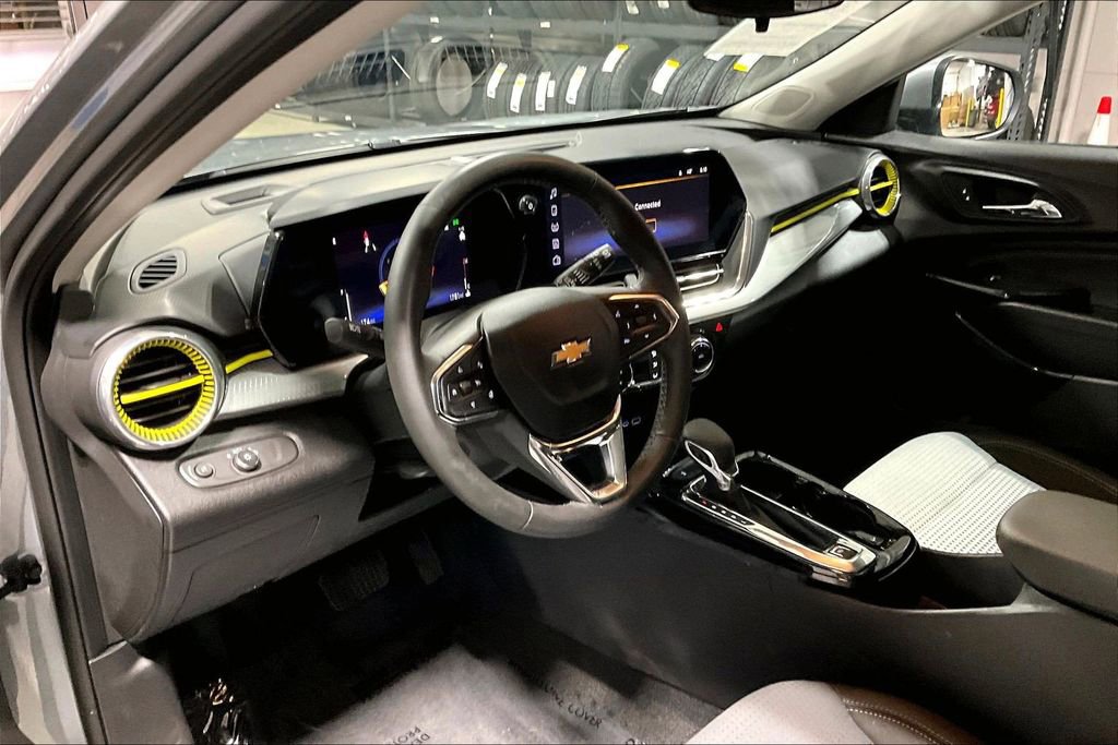 Used 2025 Chevrolet Trax LT w/ Driver Confidence Package image 13