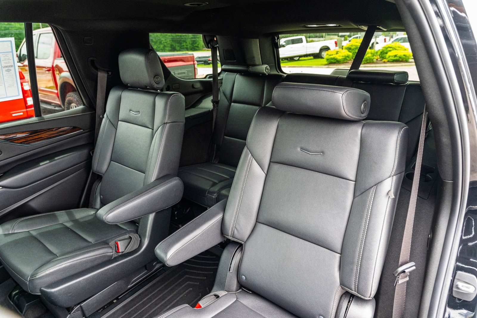 Used 2024 Cadillac Escalade Luxury w/ LPO, Floor Liner Package AWD/4WD image 21