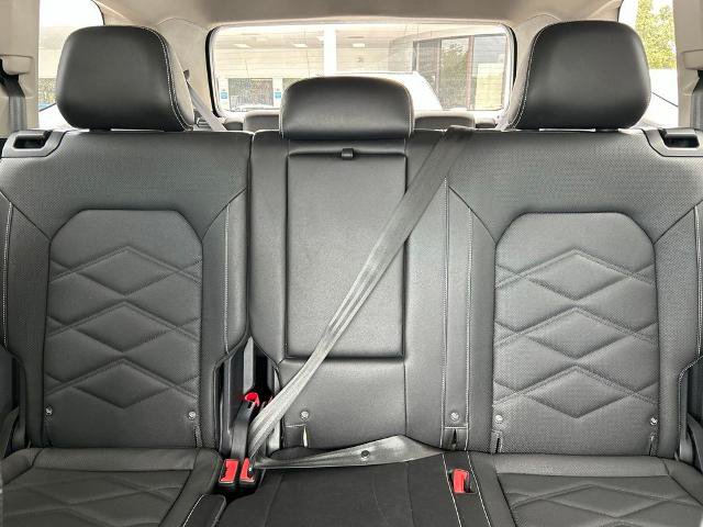 Used 2025 Volkswagen Atlas SE FWD image 13