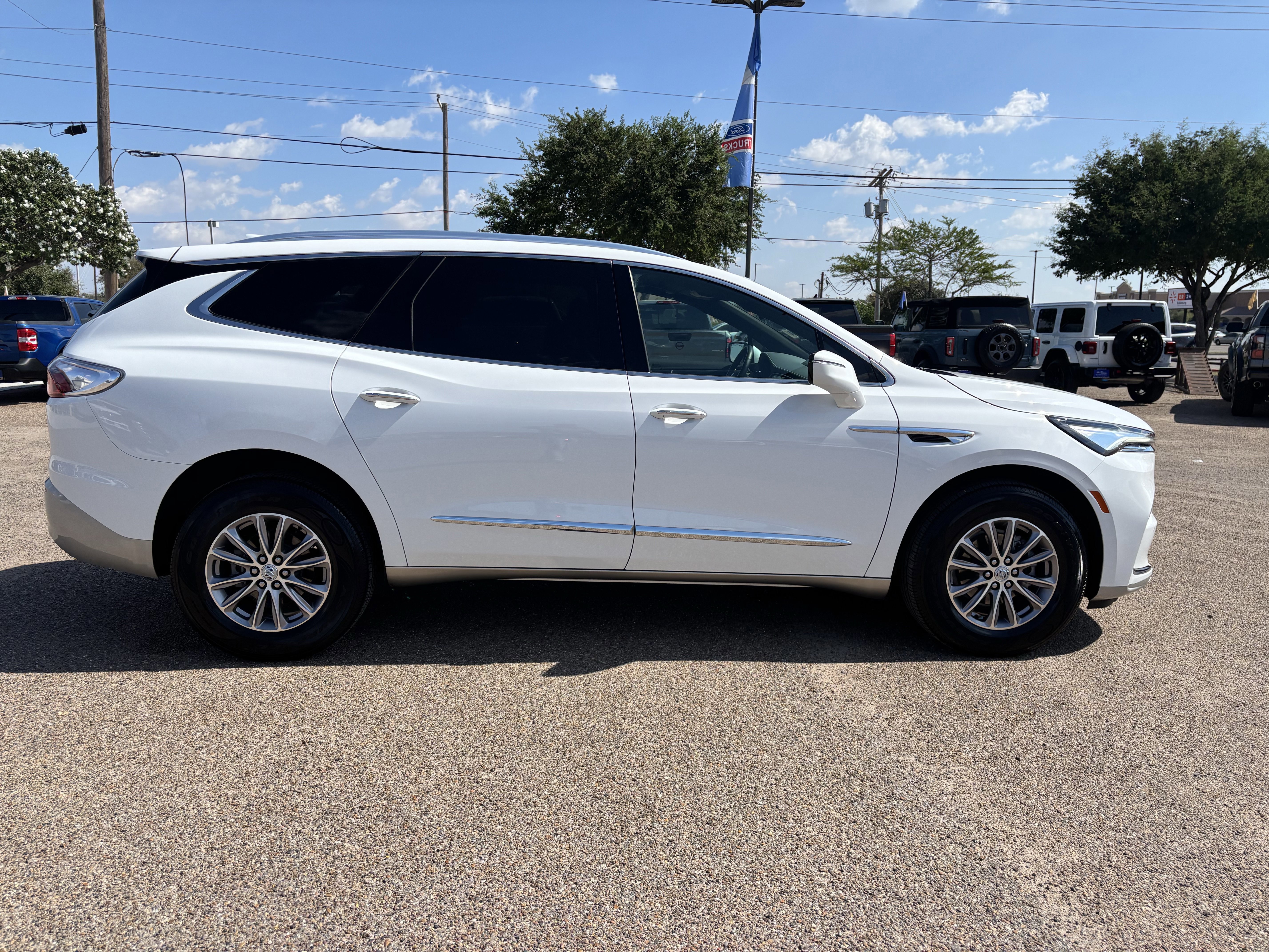 Used 2023 Buick Enclave Essence image 5