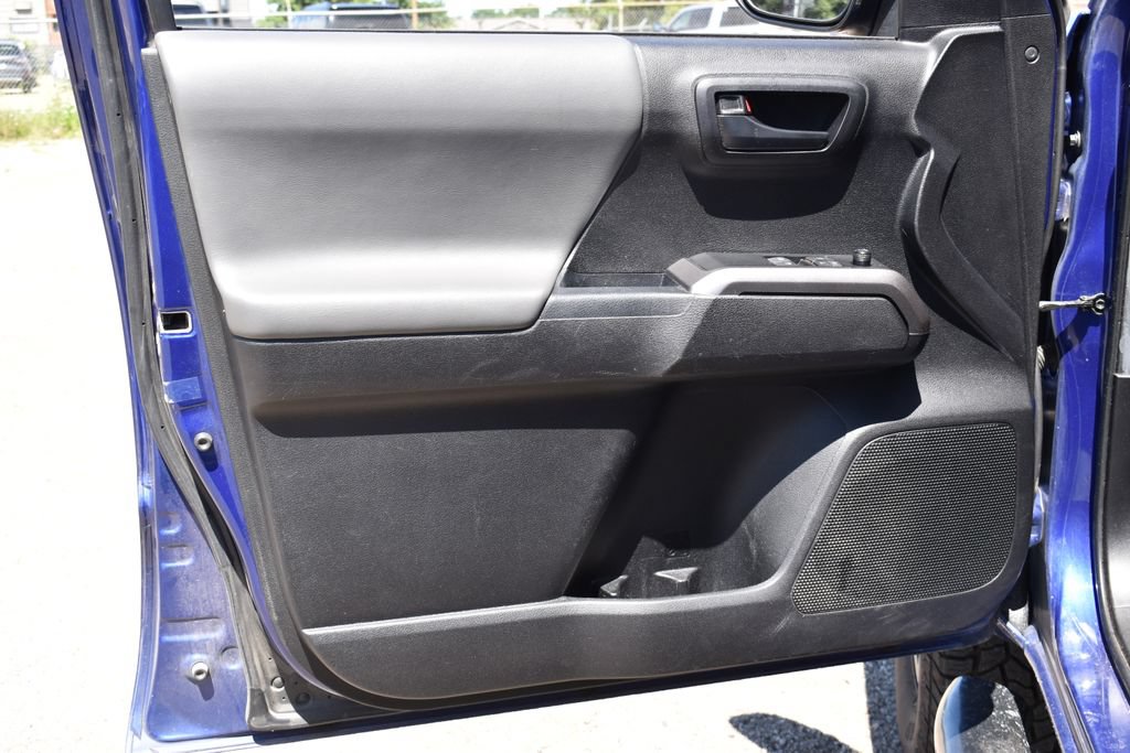 Used 2022 Toyota Tacoma SR5 AWD/4WD image 9