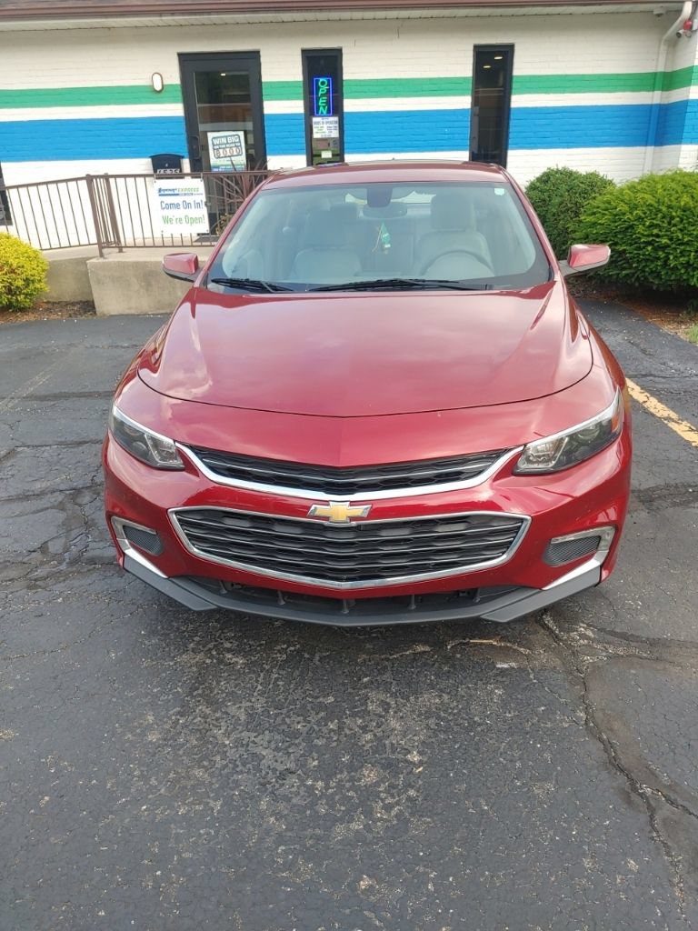 Used 2017 Chevrolet Malibu LT w/ Leather Package FWD image 10