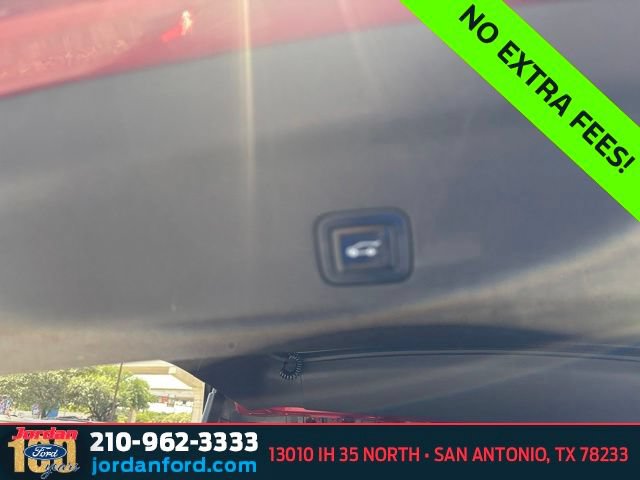 Used 2022 Chevrolet Suburban LT w/ Luxury Package RWD image 17
