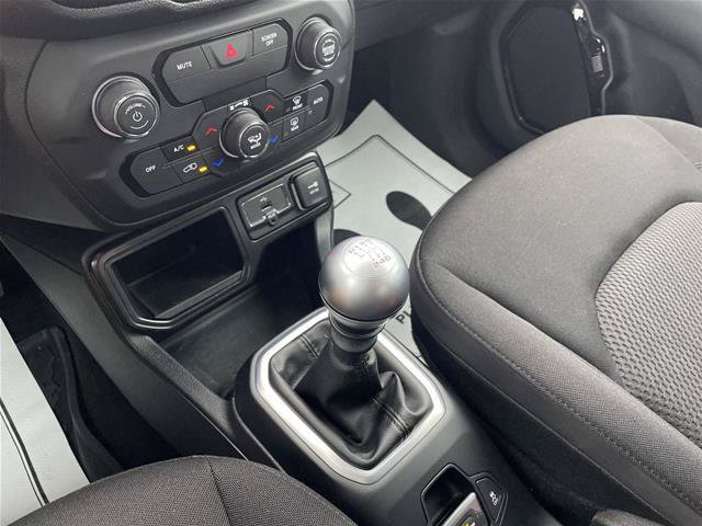 Used 2018 Jeep Renegade Altitude FWD image 29