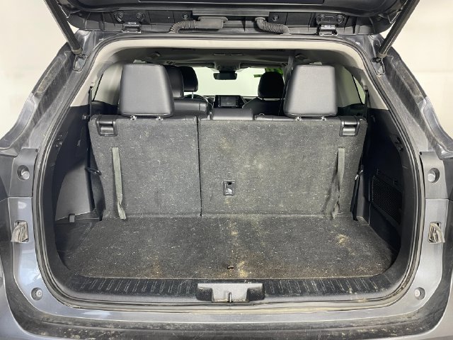 Used 2020 Toyota Highlander XLE AWD/4WD image 13