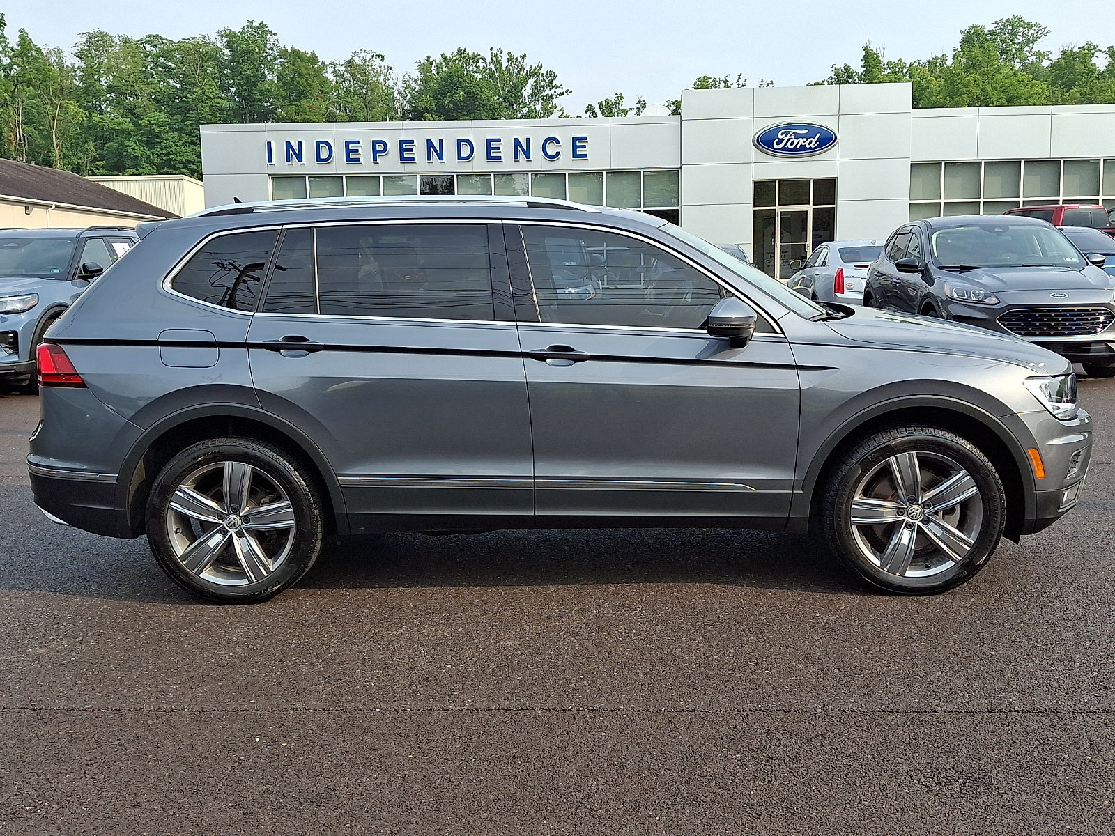 Used 2020 Volkswagen Tiguan SEL AWD/4WD image 12