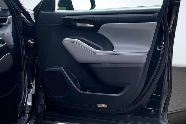 Used 2021 Toyota Highlander XLE FWD image 24