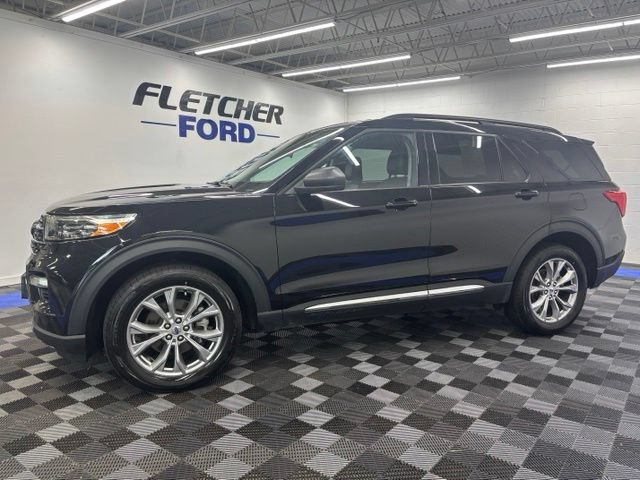 Certified 2023 Ford Explorer XLT w/ Equipment Group 202A AWD/4WD image 3