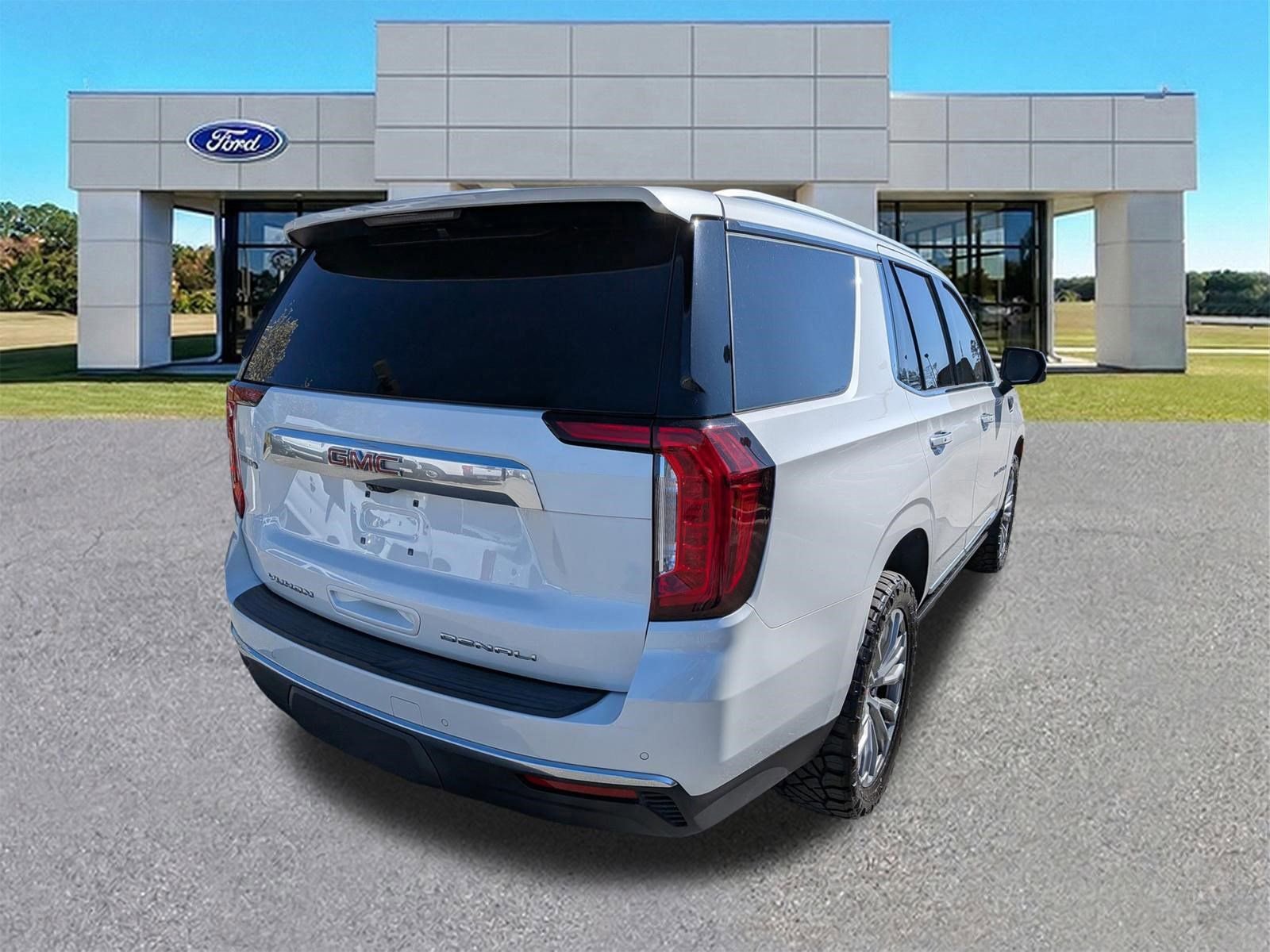 Used 2021 GMC Yukon Denali w/ Denali Premium Package image 3