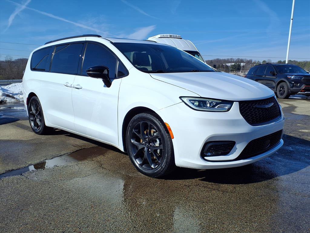 Used 2025 Chrysler Pacifica Limited image 4