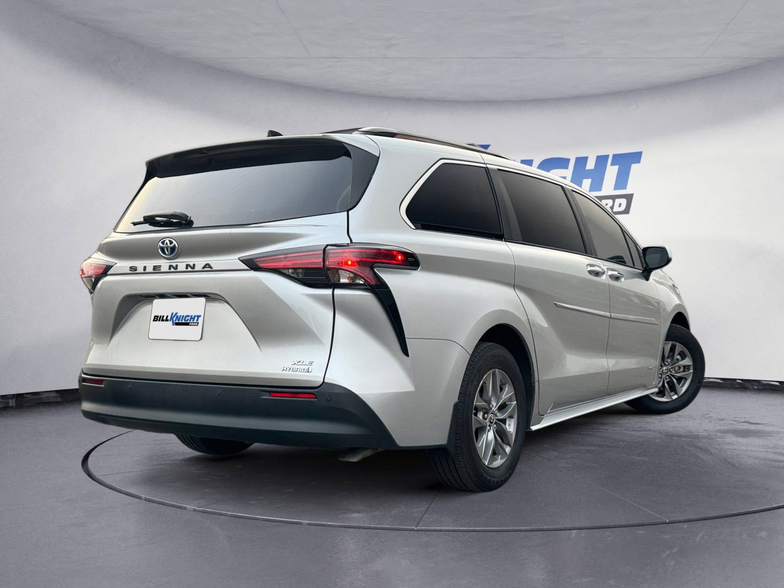 Used 2021 Toyota Sienna XLE image 5