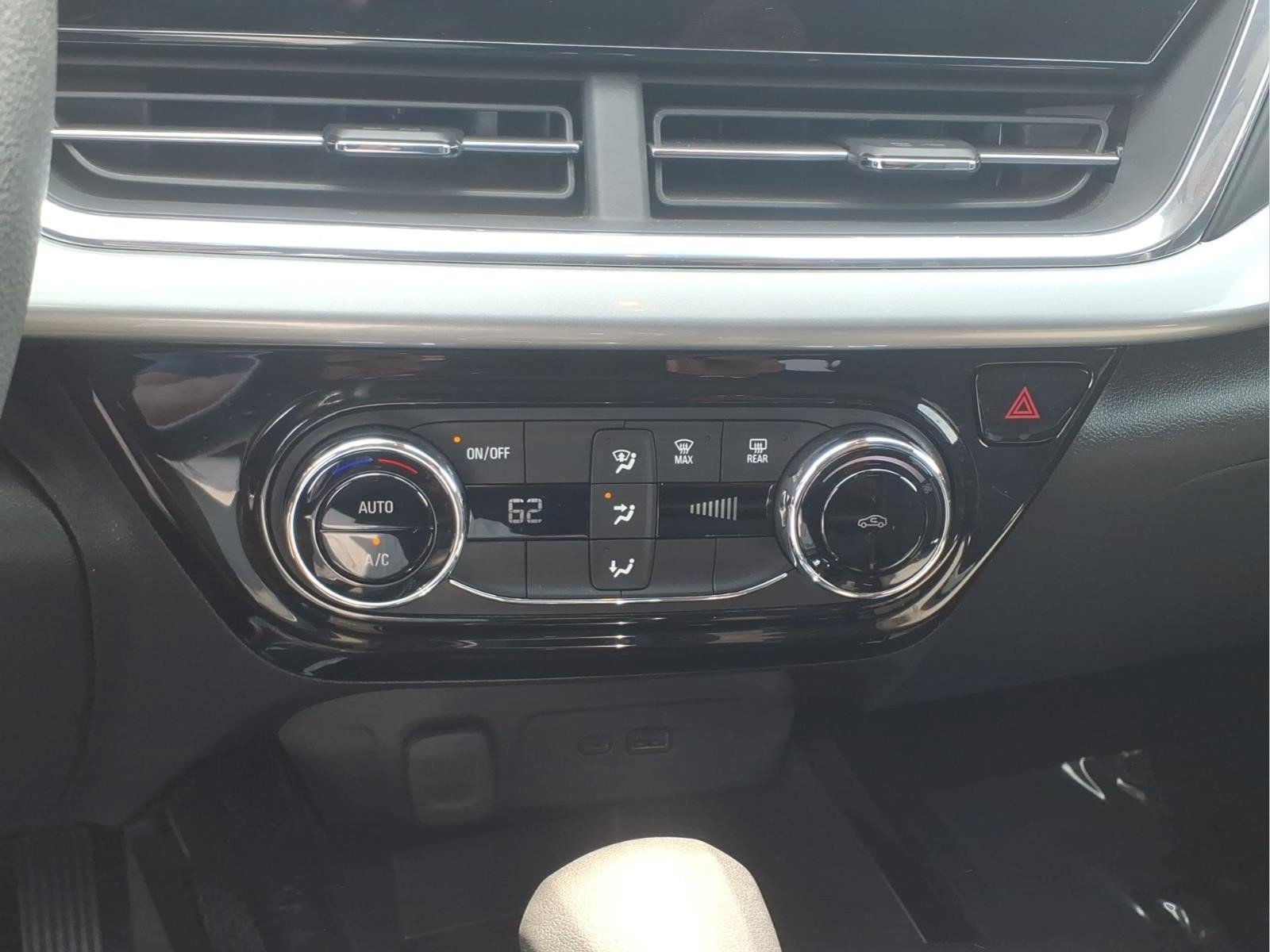 Used 2025 Chevrolet Trax LT FWD image 16
